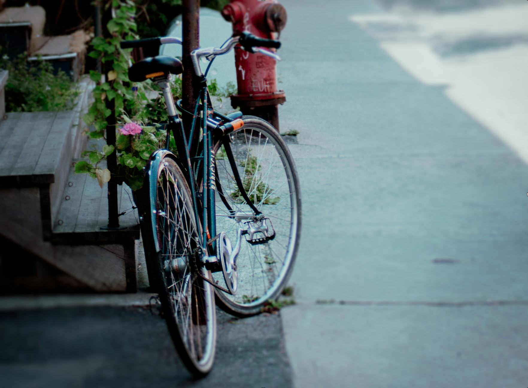 Urban commuter bike leaning against a city pole
